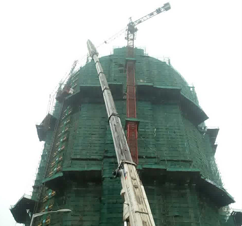 龙川吊车在工地上作业
